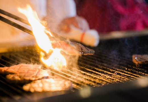 オーベルジュメソン。料理。シェフがグリルで焼き上げるBBQも振る舞えます