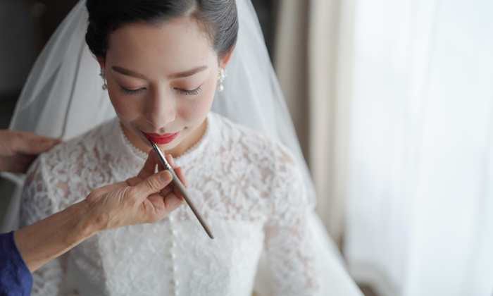 オーベルジュメソン。スタッフ。ヘアメイクスタッフは花嫁本来の美しさを丁寧に引き出してくれます