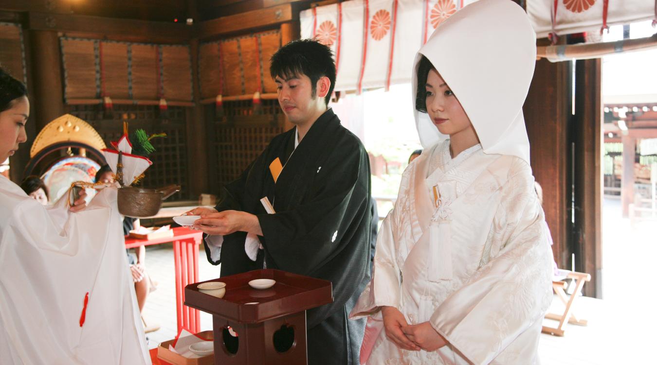 近江神宮。天智天皇を祀る神社。厳かな社殿では、夫婦の結びを固める意味が込められた「三々九度」など伝統的な儀式に則った挙式が実現