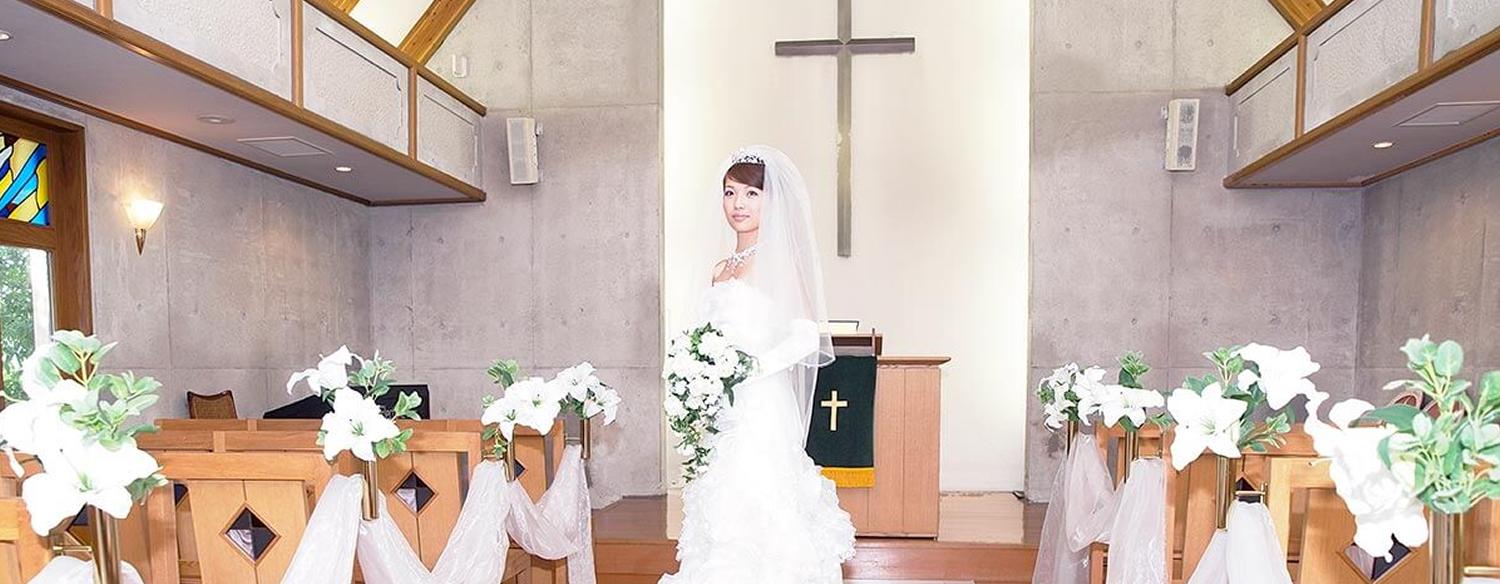 八日市ロイヤルホテル。挙式会場。木の温もりが感じられるシンプルな造りのチャペル。72名までの大切なゲストに挙式を見守ってもらえます