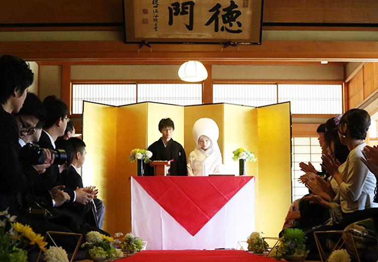 八日市ロイヤルホテル。挙式会場。自然光が差し込む神殿は50名まで着席可能です