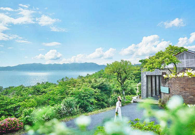 Flairge Dalliance（フレアージュ ダリアンス）。青い空と陽光を受けて輝く琵琶湖と四季を映す鮮やかな木々の緑