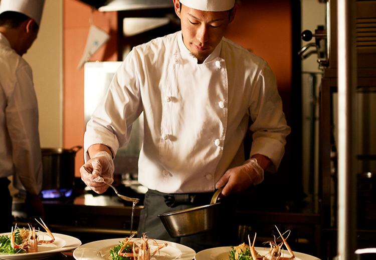 長濱迎賓館。料理。シェフが一皿一皿丁寧に作った料理を最高のタイミングでサーブ