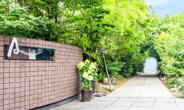 奈良町 あしびの郷。アクセス・ロケーション。風情ある奈良町に佇む、緑あふれる結婚式場。緑のトンネルがゲストを迎えます
