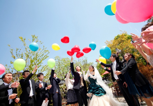 奈良町 あしびの郷。挙式会場。青空の下で楽しむバルーンリリースの演出もおすすめ