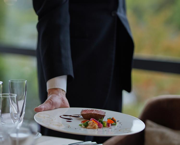 IRIS WATER TERRACE AYAMEIKE(イリスウォーターテラスあやめ池)。スタッフ。料理は出来立てを素早くサーブ。丁寧な対応が評判です