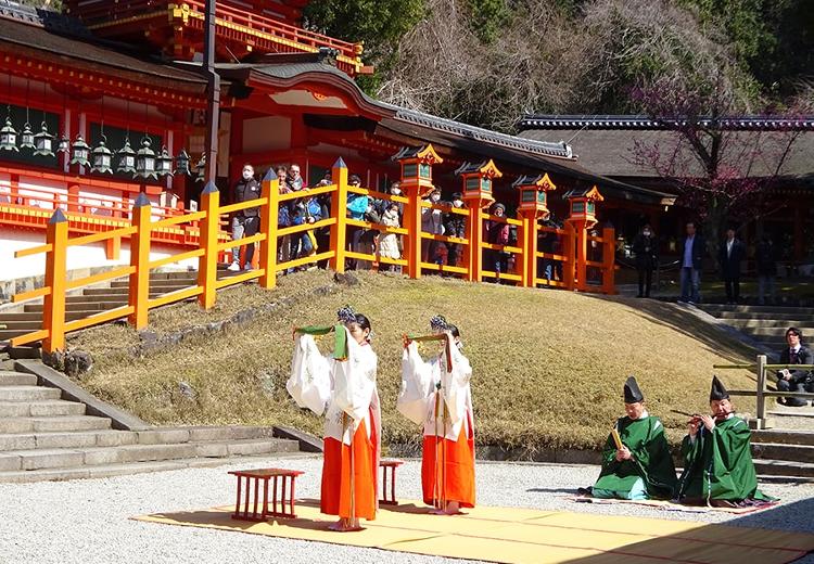 春日大社。平安時代より伝わる巫女の舞である社伝神楽が奉納されます