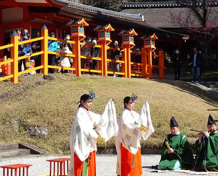 春日大社。スタッフ。歴史ある神社にふさわしく、凛とした様子で挙式を支えてくれます