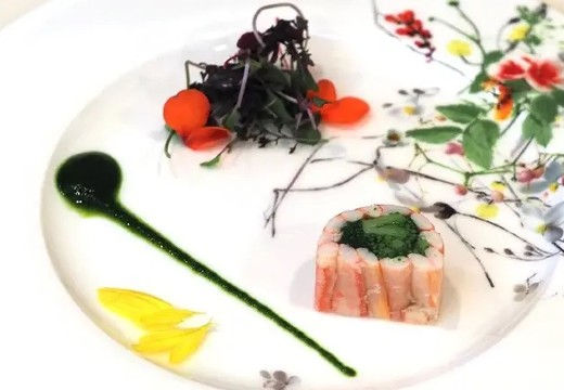 ハルヒウエディング。料理。味はもちろん、盛り付けにもこだわった料理で会場に華を添えます