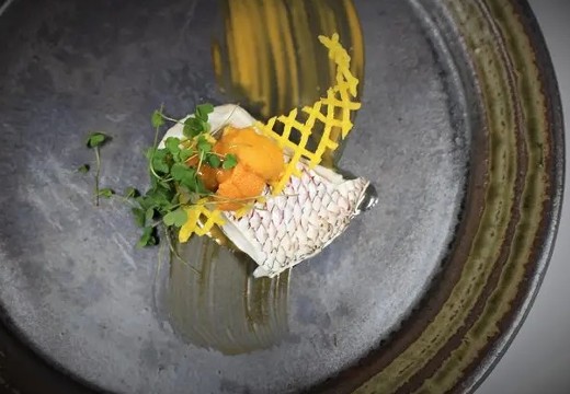 ハルヒウエディング。料理。和の味わいを取り入れた、『柿の葉で包んだ真鯛のバプール』
