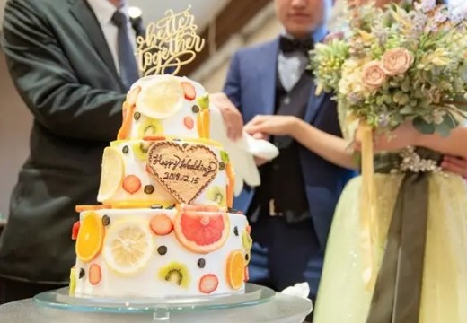 ハルヒウエディング。料理。ウェディングケーキもオリジナル。二人の希望をカタチにします
