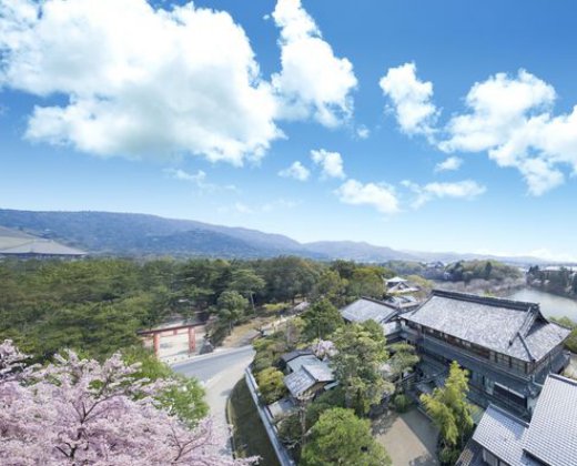 The KIKUSUIRO narapark(菊水楼)。アクセス・ロケーション。目の前には『春日大社』の鳥居が立ち、遠くには春日山を望めます