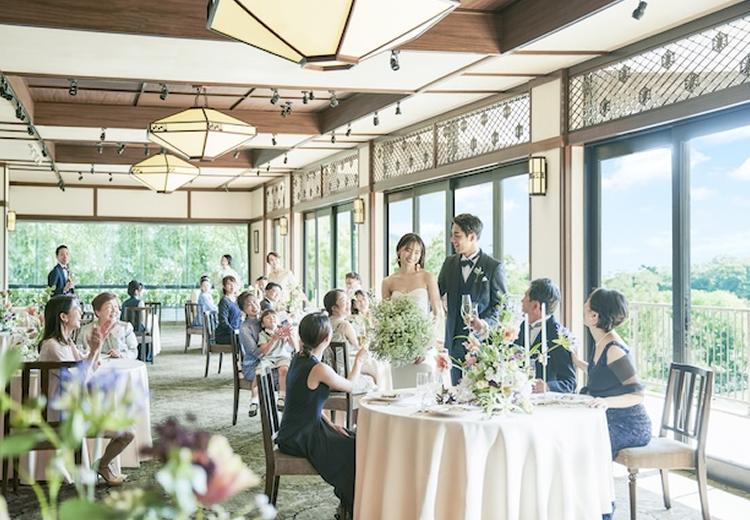 The KIKUSUIRO narapark(菊水楼)。披露宴会場。日の光が差し込み、幸せいっぱいの花嫁を美しく照らします