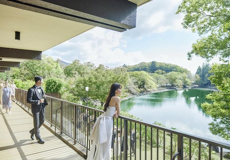 The KIKUSUIRO narapark(菊水楼)。披露宴会場。テラスでの歓談など自由度の高いパーティーが叶います