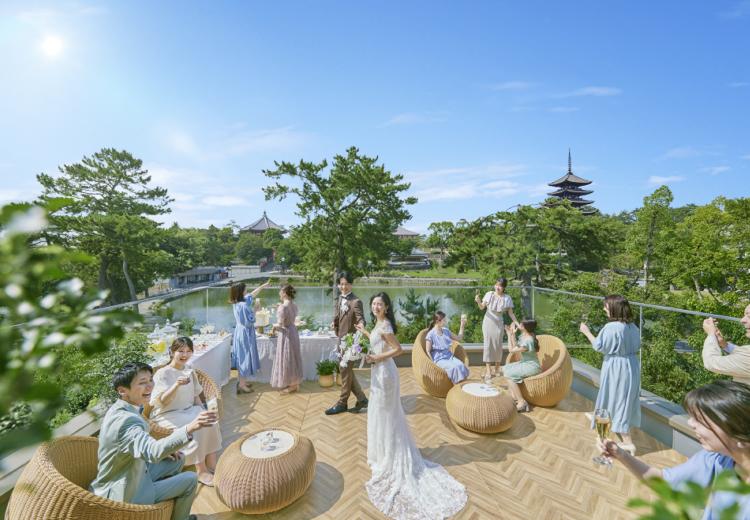KOTOWA 奈良公園 Premium View（コトワ 奈良公園 プレミアム ビュー）。披露宴会場。専用のテラスではデザートビュッフェや写真撮影が楽しめます