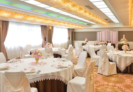 ホテル リガーレ春日野。披露宴会場。『吉野』は落ち着いた色合いの空間に桜色が映えます