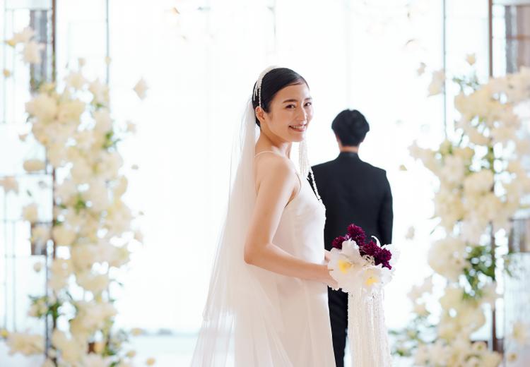 JWマリオット・ホテル奈良。挙式会場。明るい自然光とゲストの祝福に包まれる中、永遠の愛を誓います