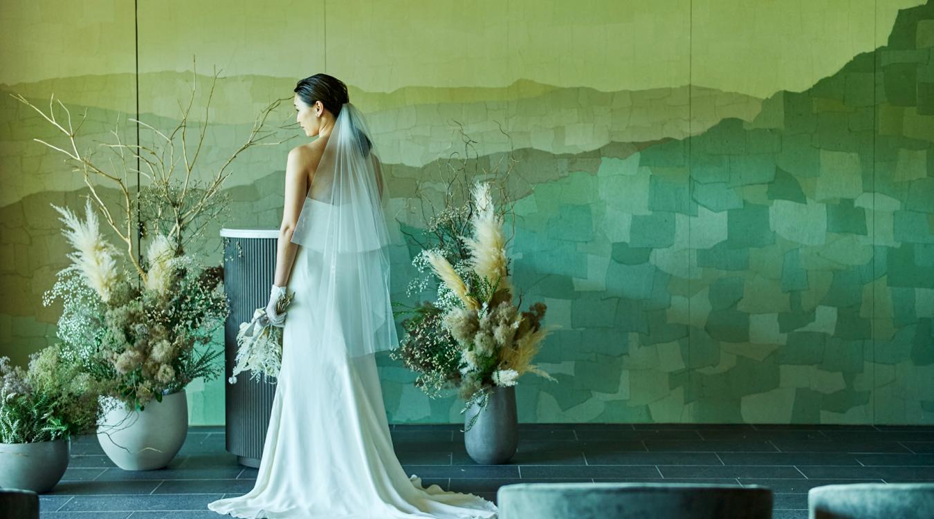 ANDO HOTEL NARA（アンドホテル 奈良）。若草山と三笠山をモチーフにした意匠が印象的なセレモニースペース。奈良を一望できるロケーションでの結婚式が叶います