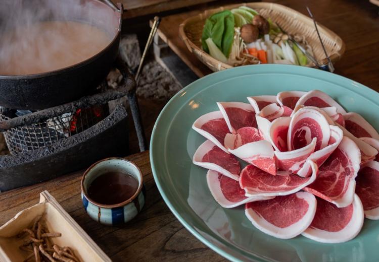 大和棟古民家JINYA(大和棟古民家陣屋)。料理。囲炉裏で作る鍋料理は懐かしさや風情を感じられます