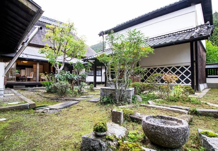 大和棟古民家JINYA(大和棟古民家陣屋)。披露宴会場。伝統家屋に囲まれた庭園では開放的な時間を過ごせます