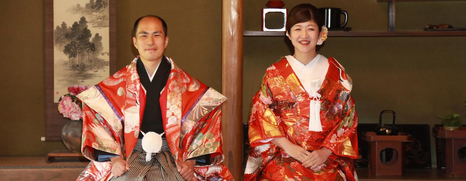 大和棟古民家JINYA(大和棟古民家陣屋)。挙式会場。床の間や掛け軸、当時の漆器などが残り、歴史や伝統を感じられる部屋。日本の伝統美に彩られた結婚式を行えます