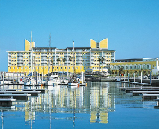 和歌山マリーナシティホテル。アクセス・ロケーション。黄色の外観が印象的なホテルの前にヨットハーバーが広がります