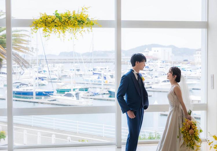 和歌山マリーナシティホテル。挙式会場。窓の外に広がる青い海がふたりの背景を彩ります