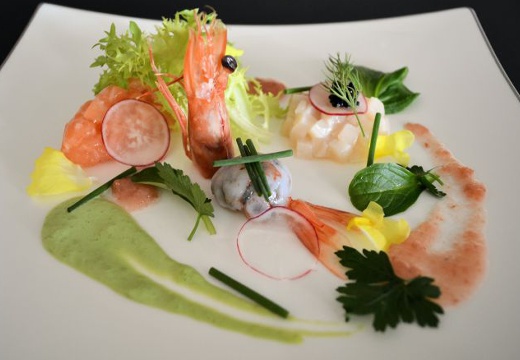 ホテルハーヴェストクイーンピア。料理。色鮮やかな『3種の海の幸のタルタル』は前菜の一例