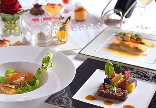ホテル川久。料理。食事のペースに合わせた配膳もうれしい「喜びのコース料理」