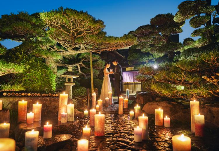 葵庭園。披露宴会場。庭園が美しくライトアップされるナイトウェディングも