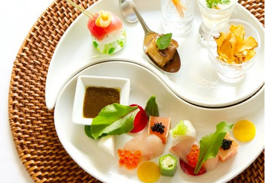THE MAGRITTE(ザ マグリット)。料理。彩りも華やかな一皿は食べるのがもったいないほどです