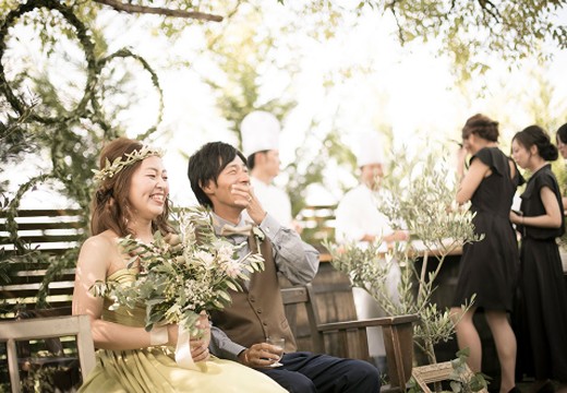 LE PONT NEUF（ポン・ヌフ）。披露宴会場。写真撮影やデザートビュッフェなど幅広い使い方ができるガーデン