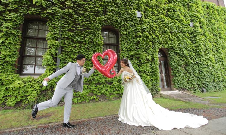 倉敷アイビースクエア。演出・小物。アイビーの壁を背景にした一枚は、花嫁のウェディングドレスがより一層際立ちます