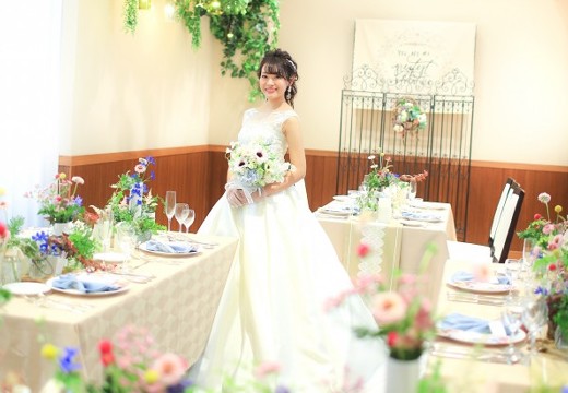 プリエージュ岡山。披露宴会場。ハレの衣裳に身を包んだ花嫁が映えるナチュラルな会場