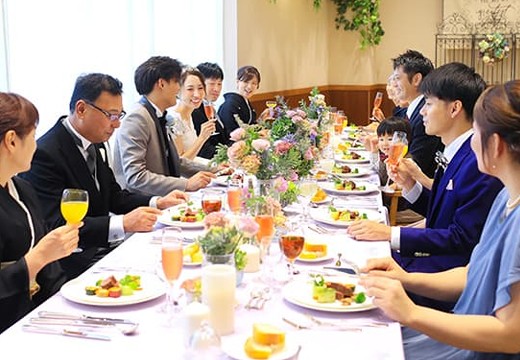 プリエージュ岡山。披露宴会場。ゲストとの距離が近いアットホームな雰囲気で会話も弾みます