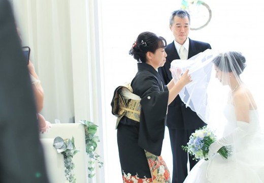 プリエージュ岡山。挙式会場。ベールダウンの儀式は、ゲストも感動に包まれます