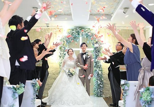 プリエージュ岡山。挙式会場。挙式後は大切なゲストからのフラワーシャワーを満喫