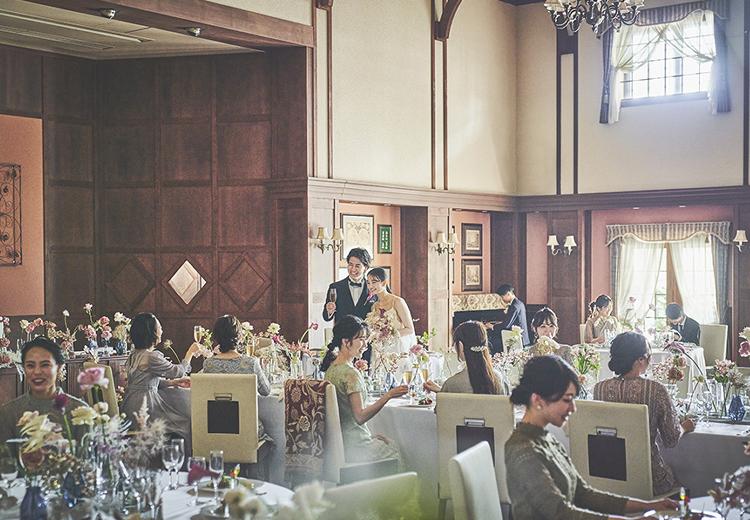 プリムローズ（FIVESTAR WEDDING）。披露宴会場。天井高が7.5mもあり、開放的な気分を味わえるのが特徴です
