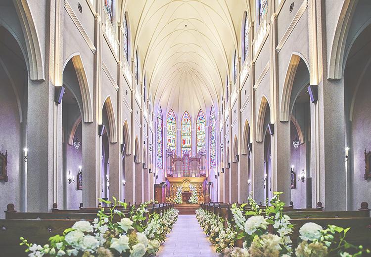 プリムローズ（FIVESTAR WEDDING）。挙式会場。見上げる程高い天井に、楽器や聖歌隊の調べが響き渡ります