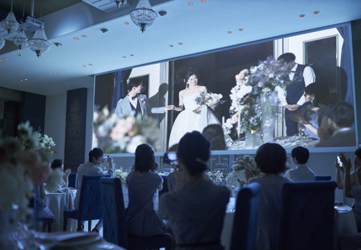 リーセントカルチャーホテル（FIVESTAR WEDDING）。披露宴会場。どの席からも見やすい大型スクリーンを使った華やかな映像演出