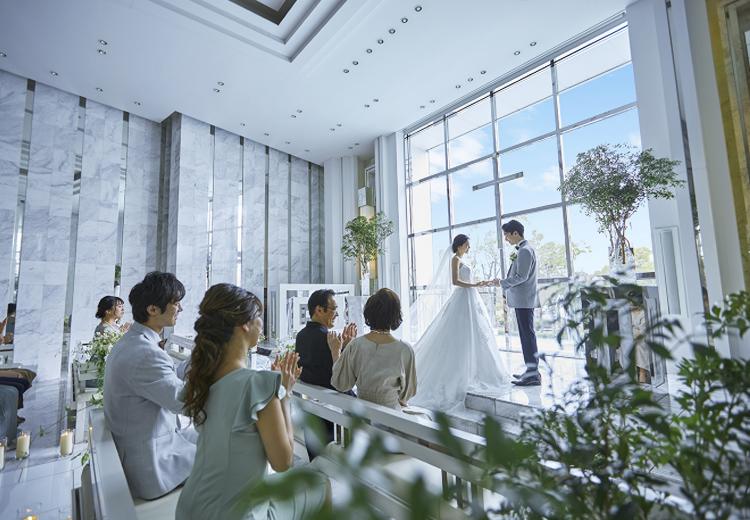 リーセントカルチャーホテル（FIVESTAR WEDDING）。挙式会場。ガラス張りの祭壇からは自然光が差し込み、明るく華やかな雰囲気