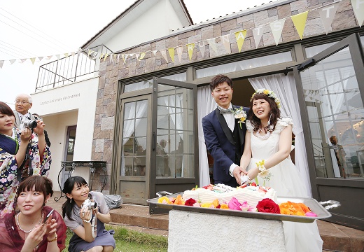 風ノウタ（kaze no uta）。披露宴会場。陽光降り注ぐガーデンは、ケーキカットなどにおすすめです