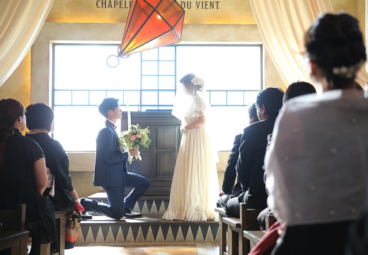 風ノウタ（kaze no uta）。挙式会場。正面から温かな光が差し込み、感動的なシーンを演出します