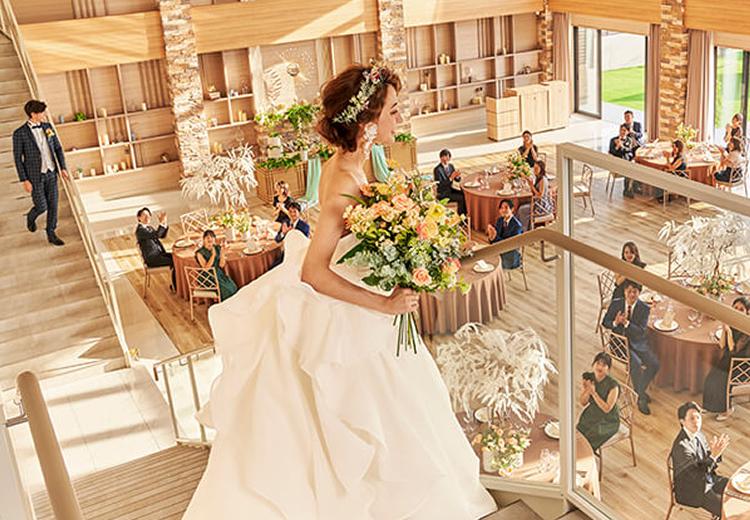 SARA（サラ）。披露宴会場。別の場所から歩んで出会う「クロス階段」の入場もロマンティック