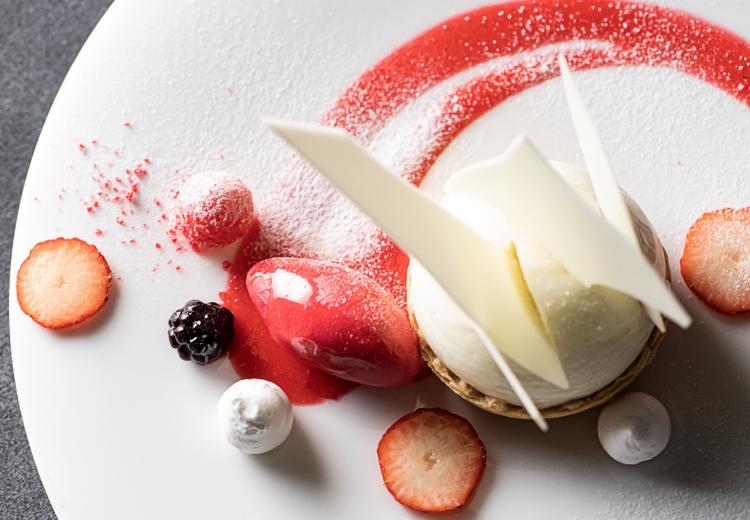 ヴェルジェくらしき(FIVESTAR WEDDING)。料理。食べるのがもったいないほど美しいデザートも人気です