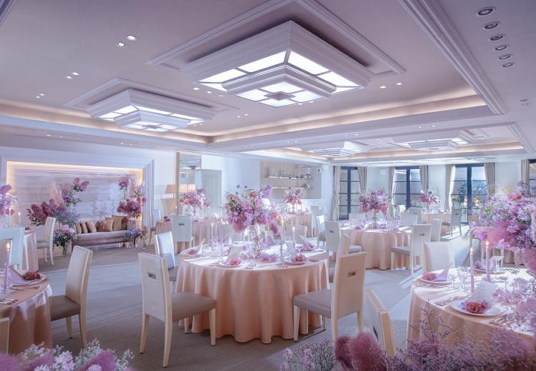 ヴェルジェくらしき(FIVESTAR WEDDING)。披露宴会場。最大90名まで着席できる、フェミニンな『フェアリー』