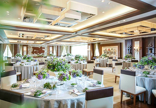 ヴェルジェくらしき(FIVESTAR WEDDING)。披露宴会場。最大90名まで着席できる、ナチュラルテイストの『アヴァン』