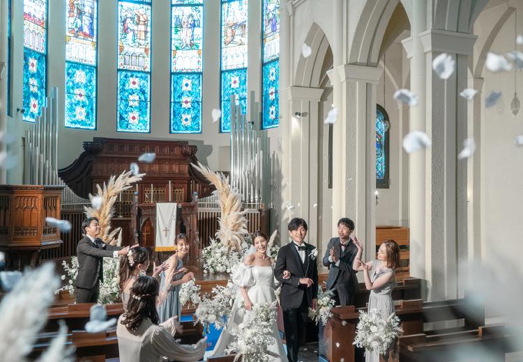 ヴェルジェくらしき(FIVESTAR WEDDING)。挙式会場。美しい音楽とゲストの祝福に包まれた、一生の思い出に残る時間