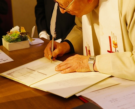 ホテル作州武蔵。スタッフ。教会式で二人の結婚証明書にサインをしてくれる牧師