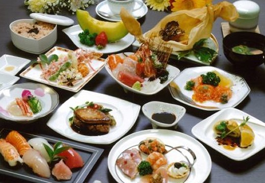 作東バレンタインホテル。料理。創作日本料理は、お箸で食べられるので幅広い層に人気です